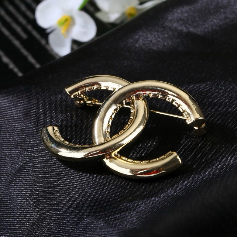 Chanel classic brooch