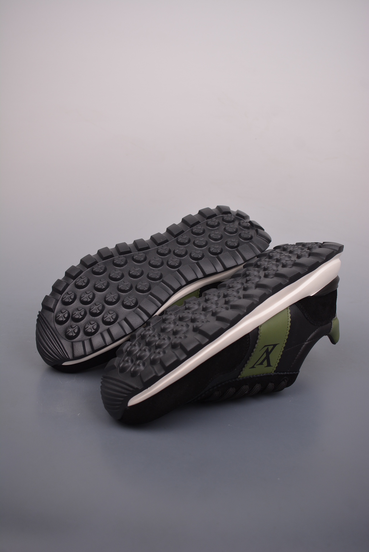 Louis Vuitton Couro Maden Luxe Low Sneaker Black Army Green