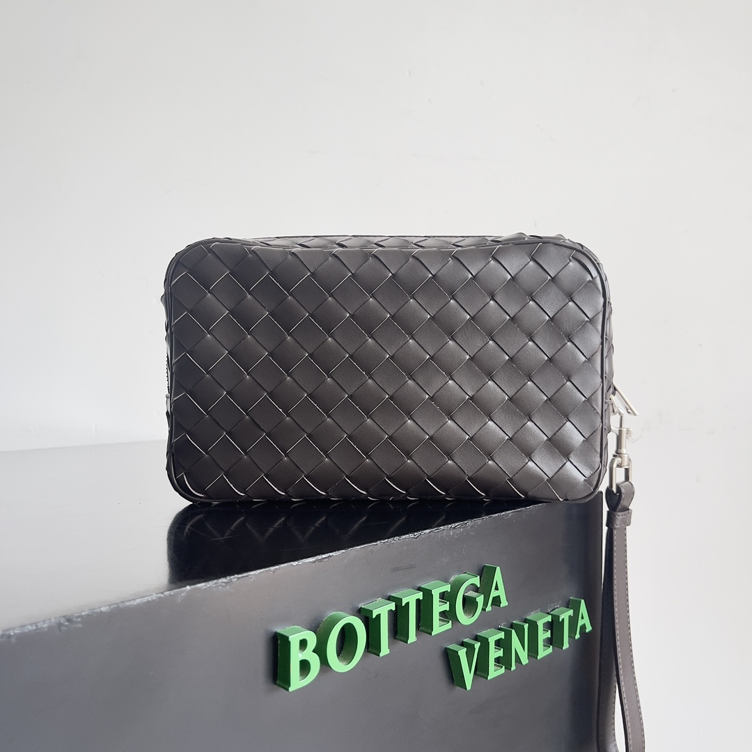 Bottega Veneta INTRECCIATO woven wristlet clutch 777390