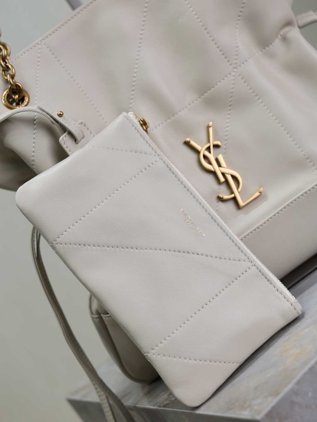 Yves Saint Laurent Jamie 4.3 Large CHON Bucket Bag 833948