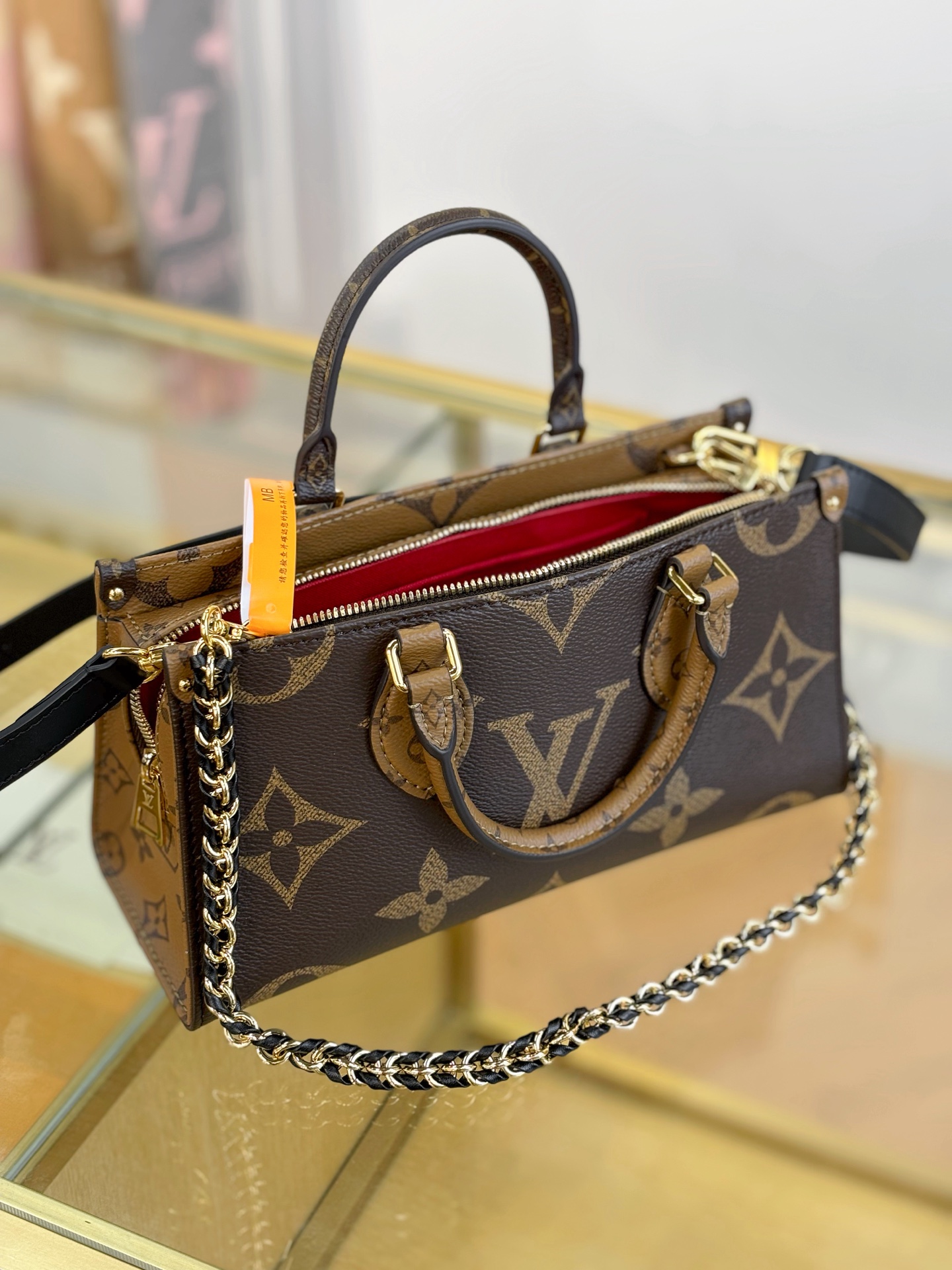 Louis Vuitton ONTHEGO EAST WEST CHAIN ​​Handbag M14236