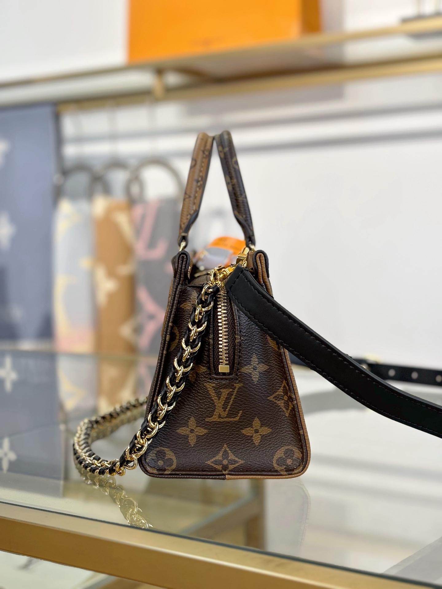 Louis Vuitton ONTHEGO EAST WEST CHAIN ​​Handbag M14236
