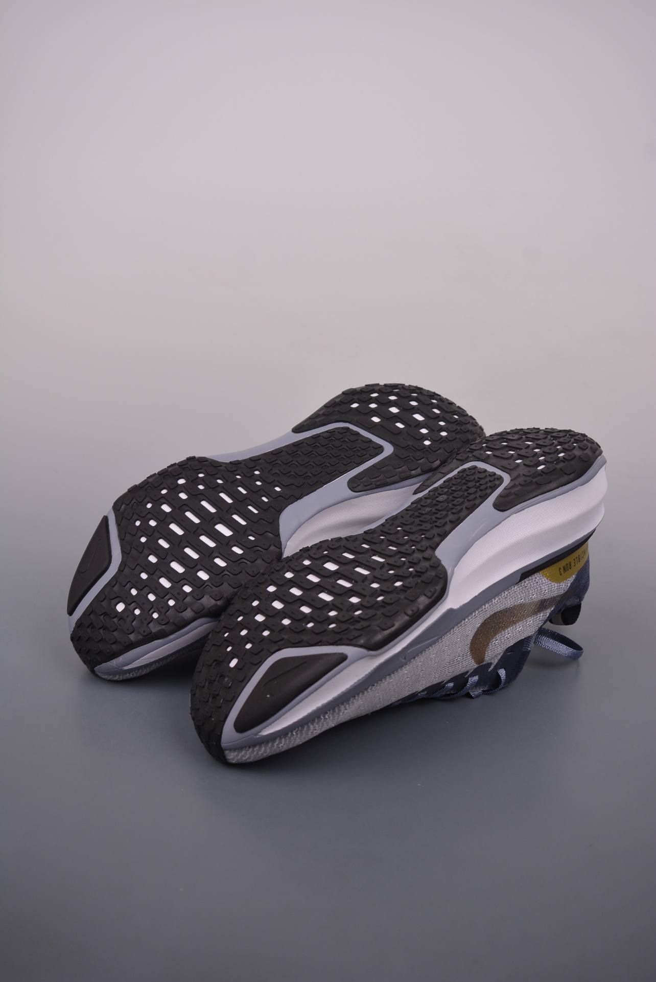 NIKE Zoom React Infinity Run Fk 3 Gray Gold  DR2660-400