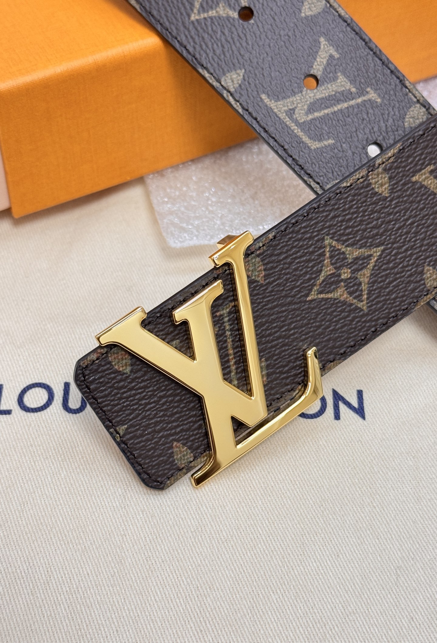 Louis Vuitton double-sided men's belt with monogram, 4cm width