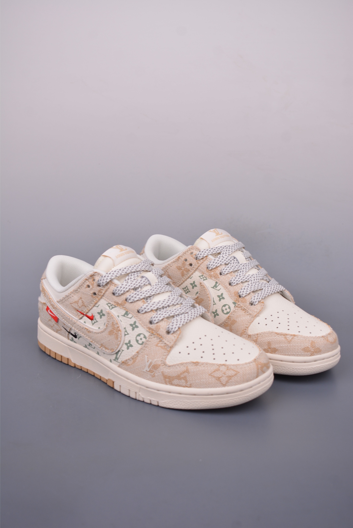 Louis Vuitton x Nike SB Dunk Low   YX5066-352
