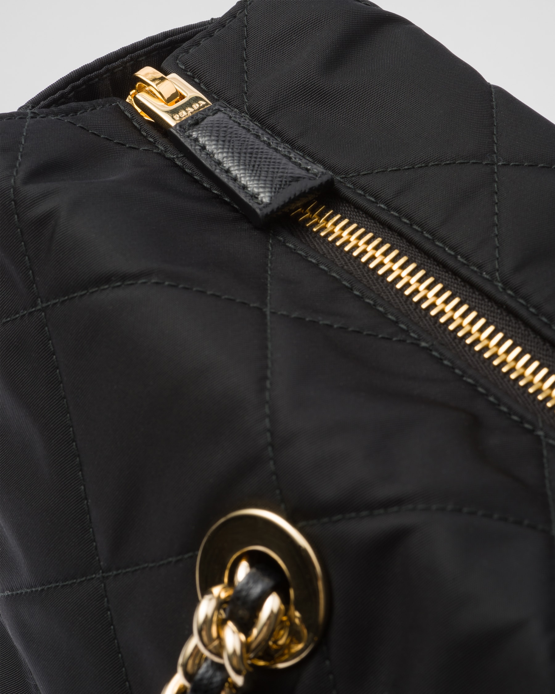 Prada Re-Edition 1995 Chaîne Large Re-Nylon Bag1BG529_2AOS_F0008_V_COO