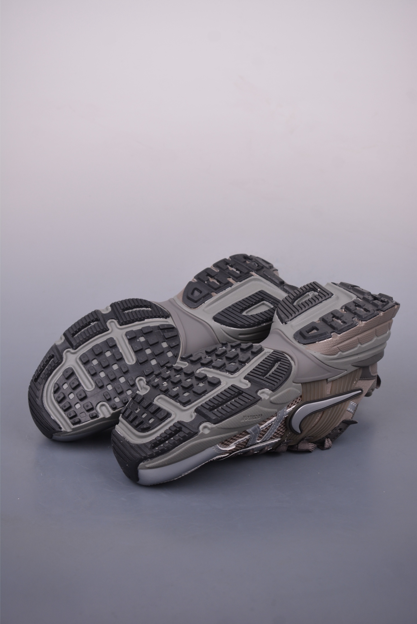 Nike Wmns V2K Runtekk Low running shoes Silver Dark Gray HQ1678-200