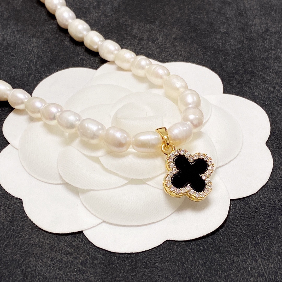 Chanel natural freshwater pearl four-leaf clover necklace
