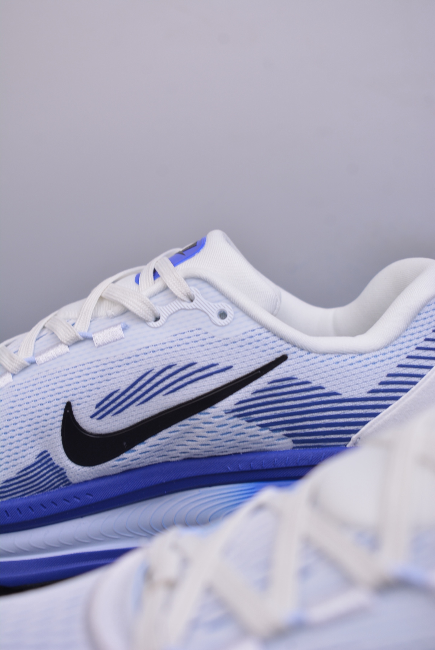 Nike Vomero 18 ZoomX running shoes white, blue and black hook HM6803-104