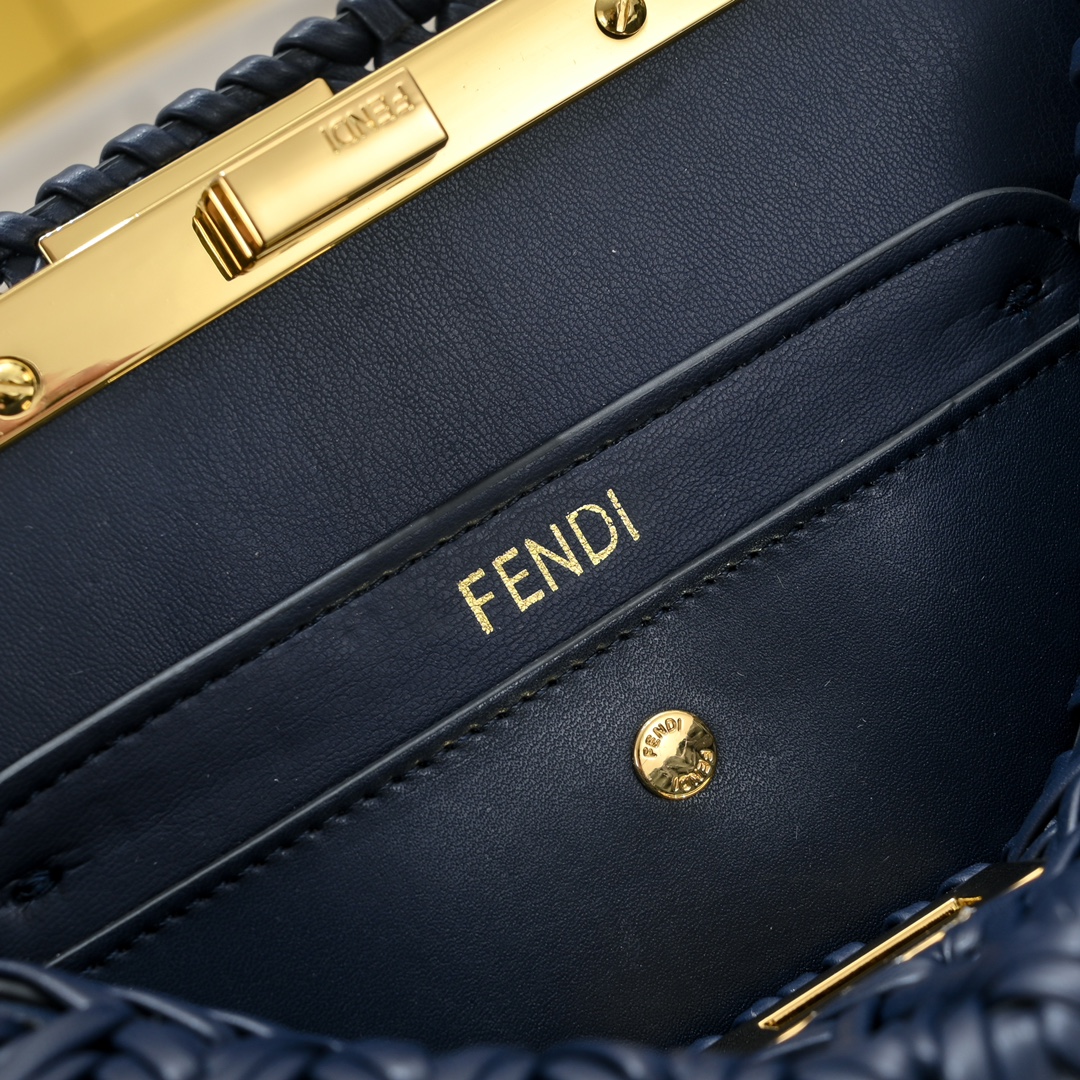 FENDI BAGUETTE Medium Handbag 3318