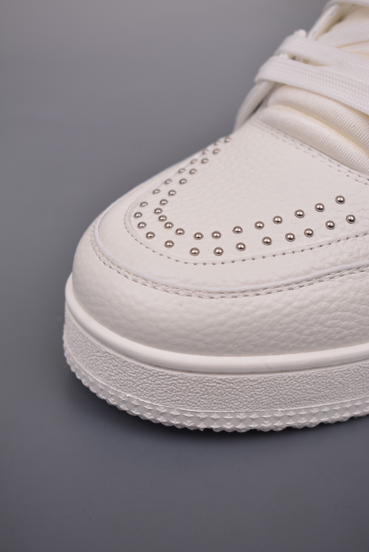 2021 Louis Vuitton Trainer Rivet White