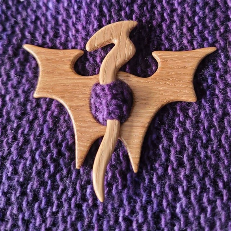 Brooch pin with wooden animal pattern (sweater clip)