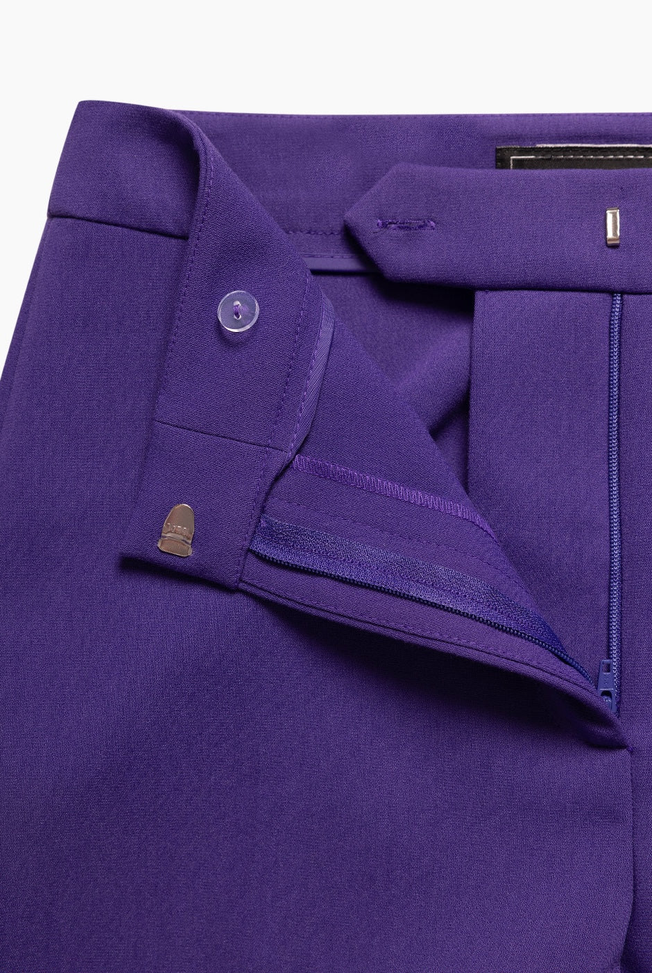 Pantalon recto en tono morado