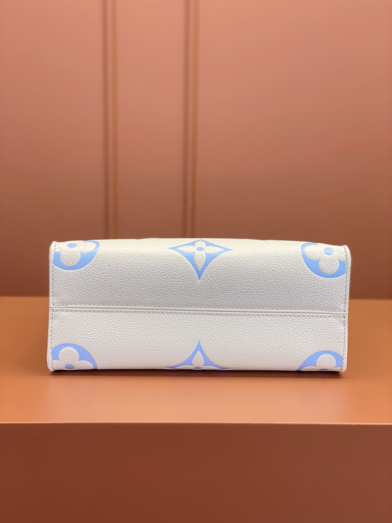 Louis Vuitton ONTHEGO Small Handbag M46833