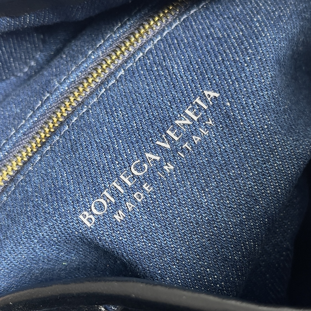 Bottega Veneta Small Hop Shoulder Bag 789028