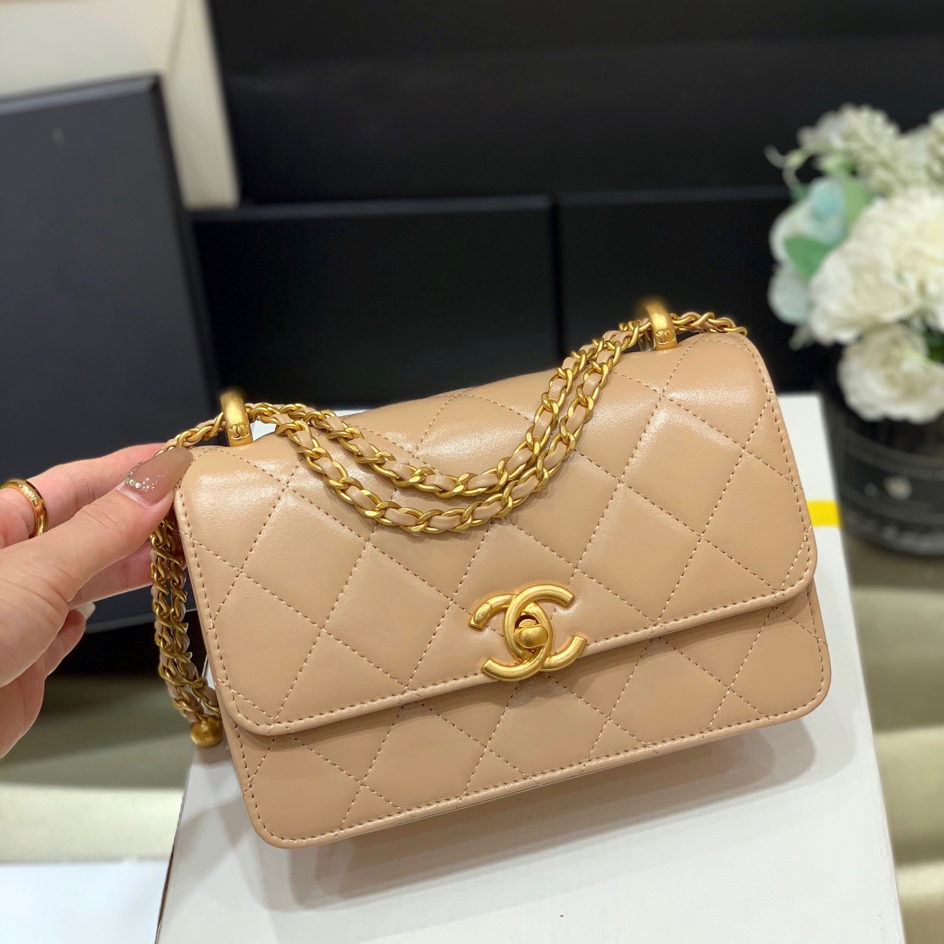 Chanel 2021 Early Fall Haute Couture Collection Double Gold Bead Chain Bag AP2615