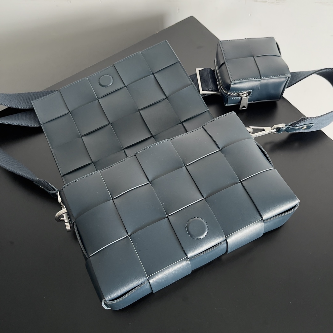 Bottega Veneta cassette bag 741777