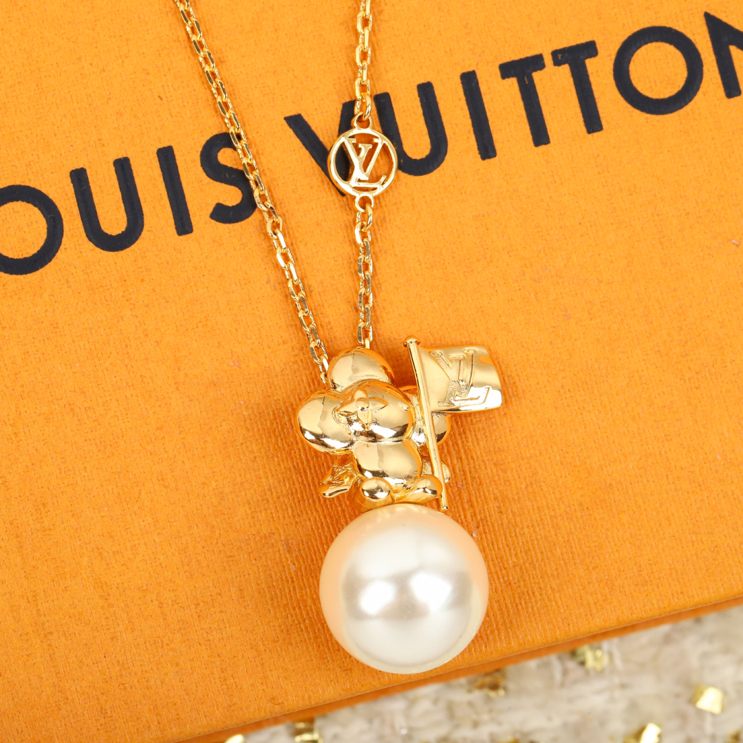 Louis Vuitton trendy logo pearl necklace