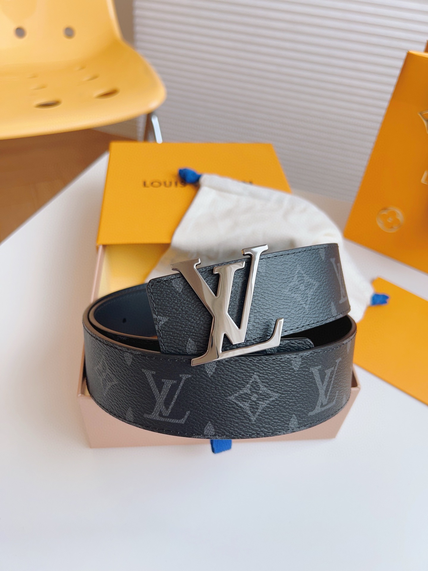 Louis Vuitton Men's Old Fashioned Cowhide Belt 4CM Width