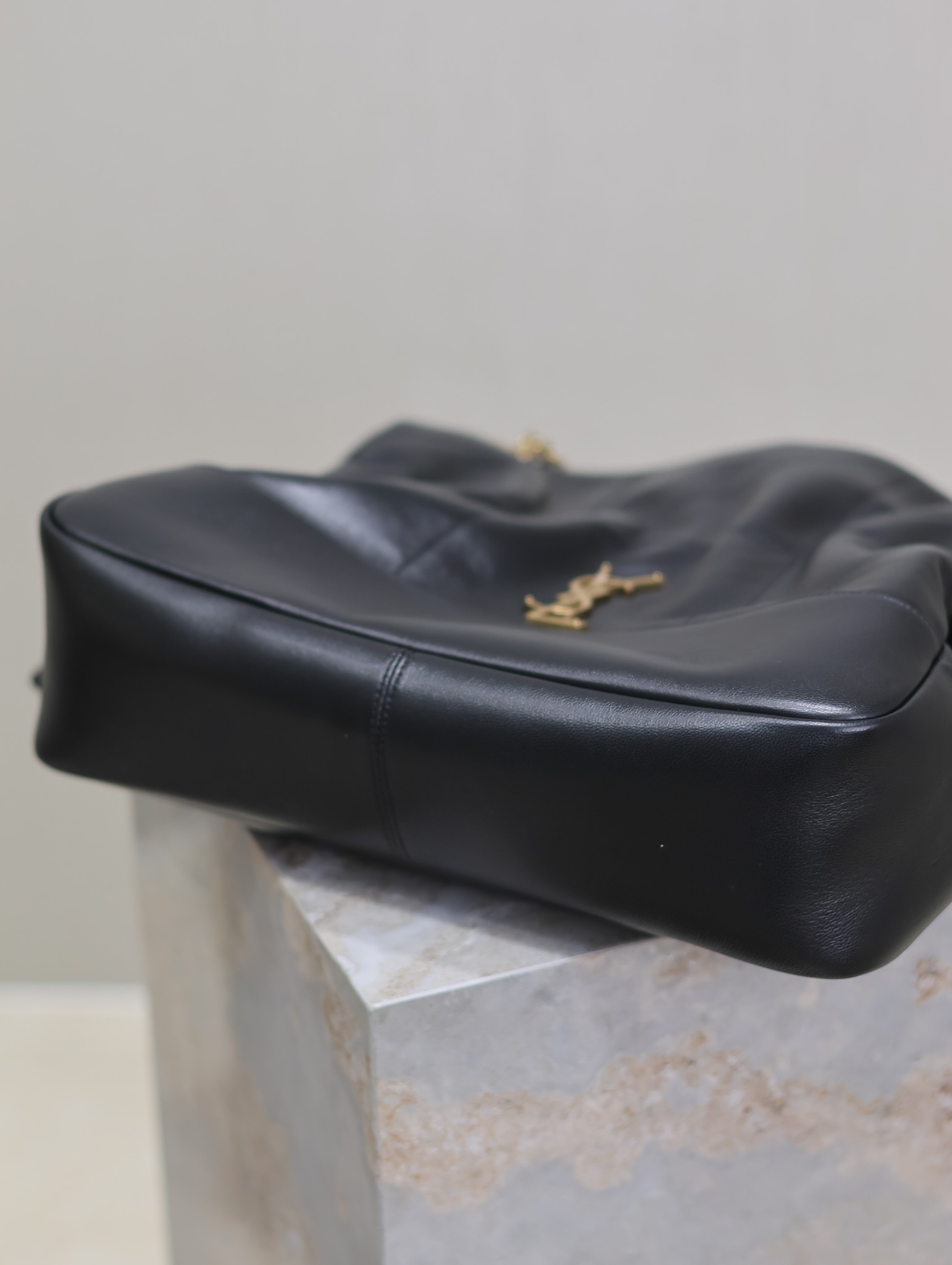 Yves Saint Laurent Jamie 4.3 Large CHON Bucket Bag 809824