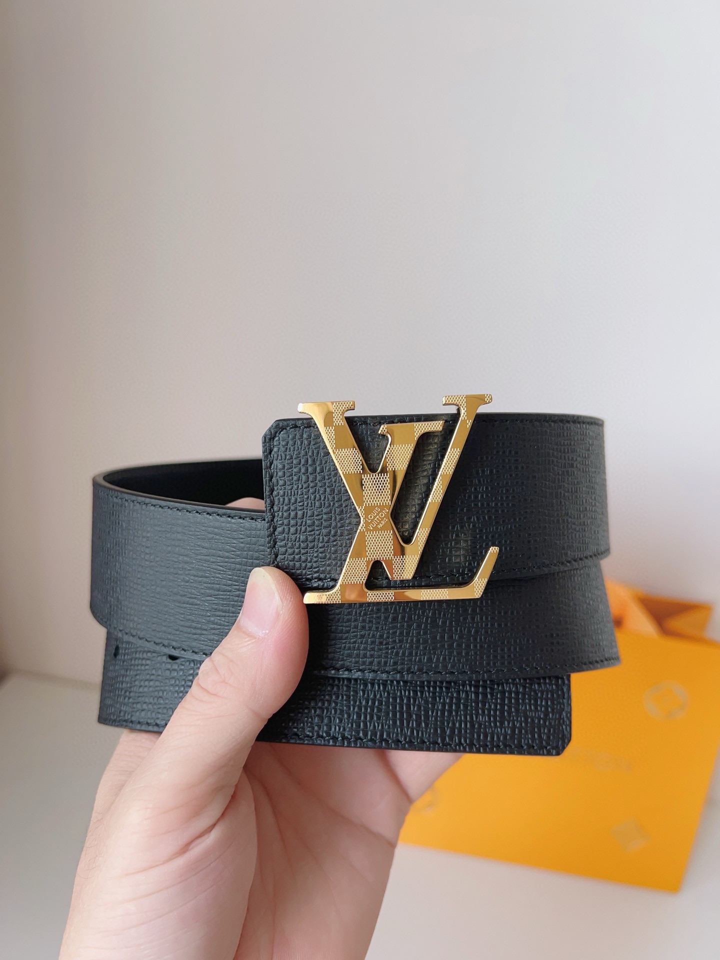 Louis Vuitton engraved buckle men's belt, 4cm wide