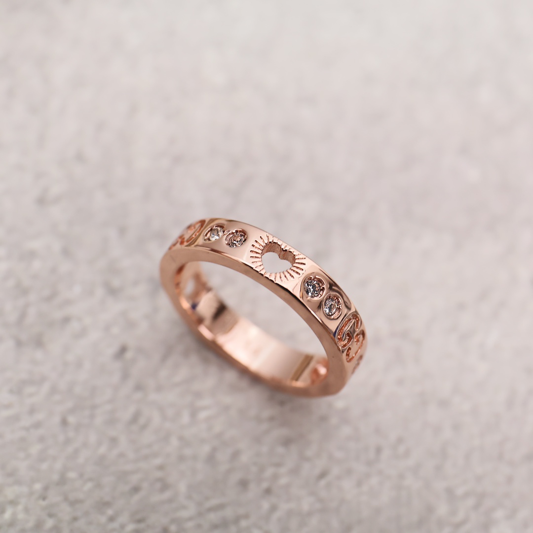GUCCI diamond heart ring