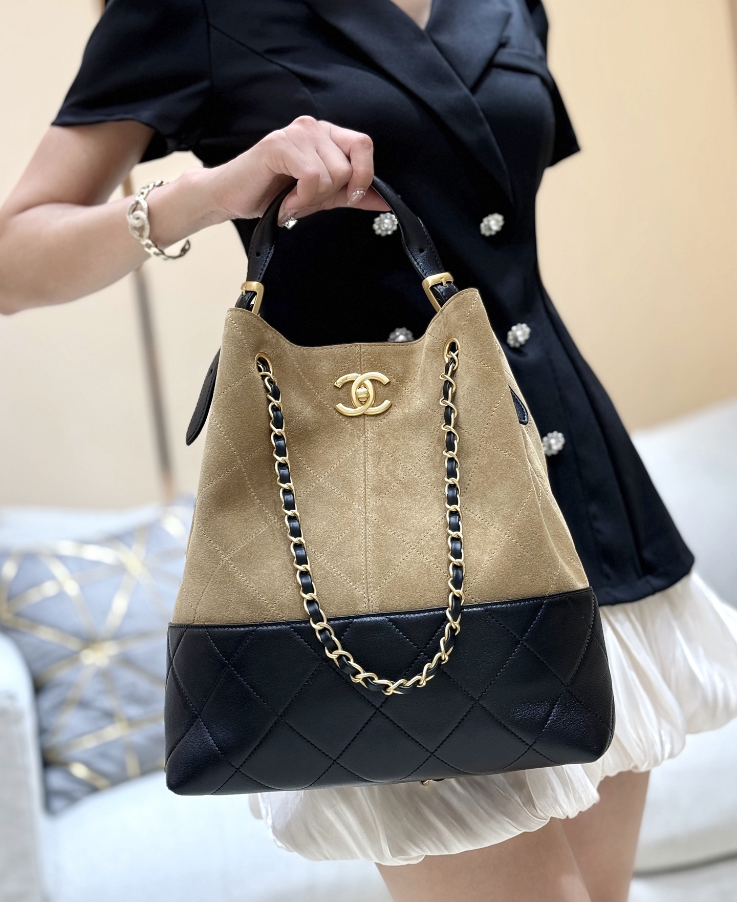 Chanel 25A High-end Handicraft Workshop Suede Colorblock Vertical Hobo AS5636 00158