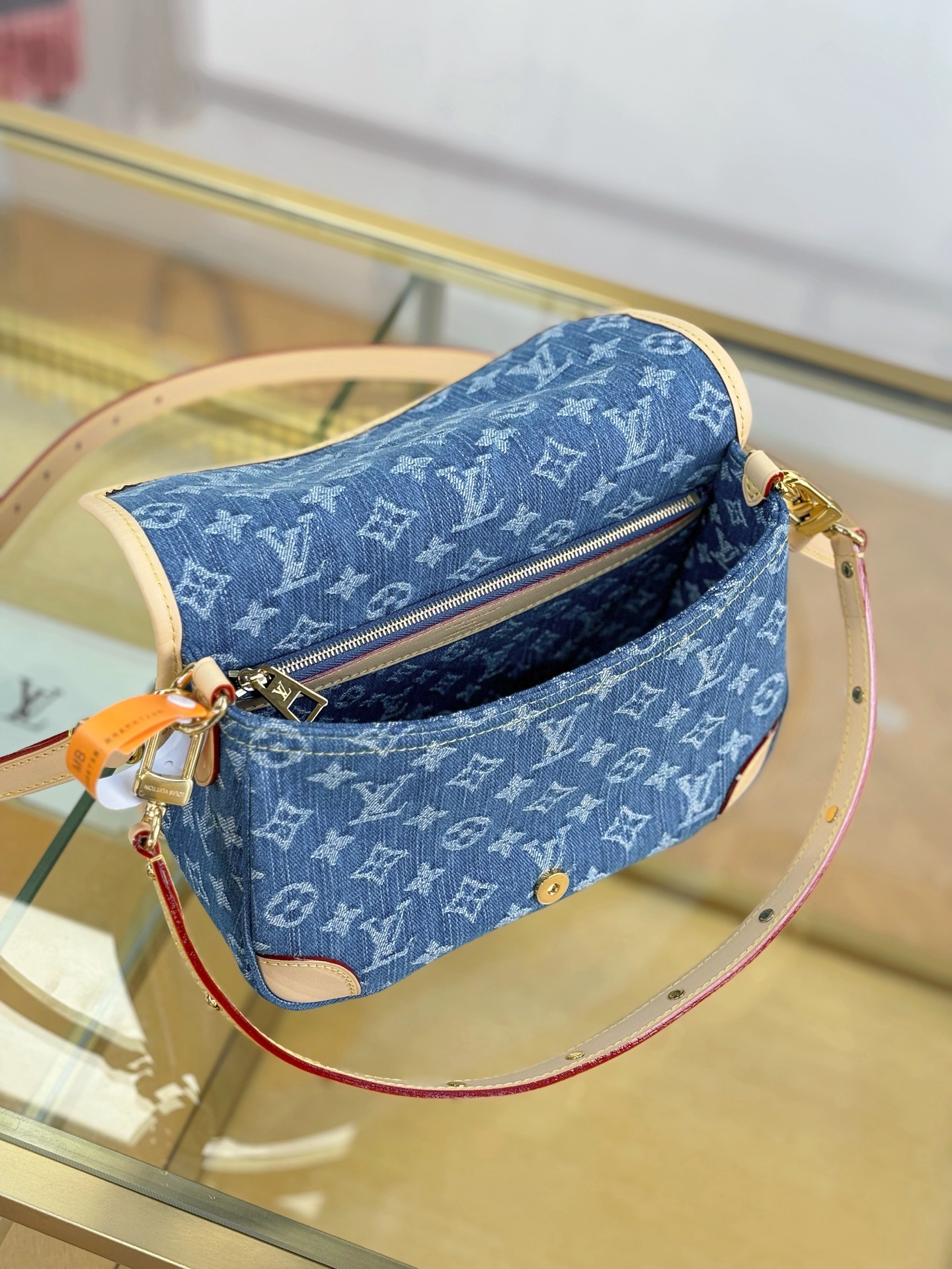 Louis Vuitton DIANE Handbag M13070