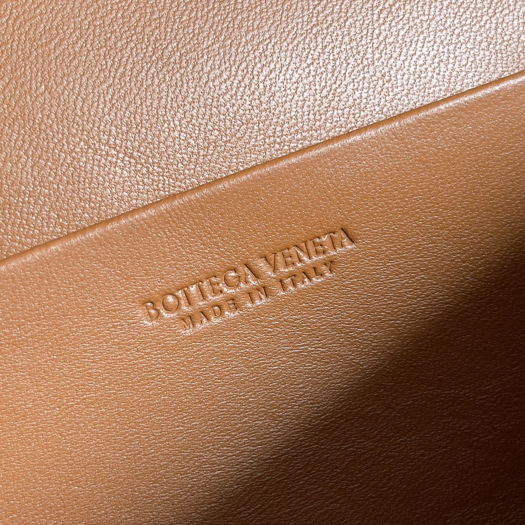 Bottega Veneta 2024 Woven Zippered Baguette Bag 789109