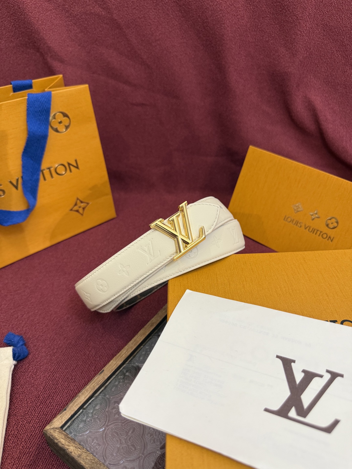 Louis Vuitton embossed double-faced cowhide belt, 3cm wide