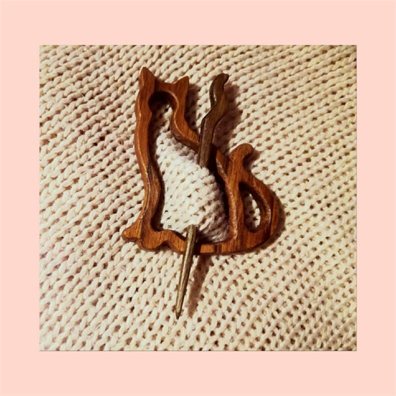 Brooch pin with wooden animal pattern (sweater clip)