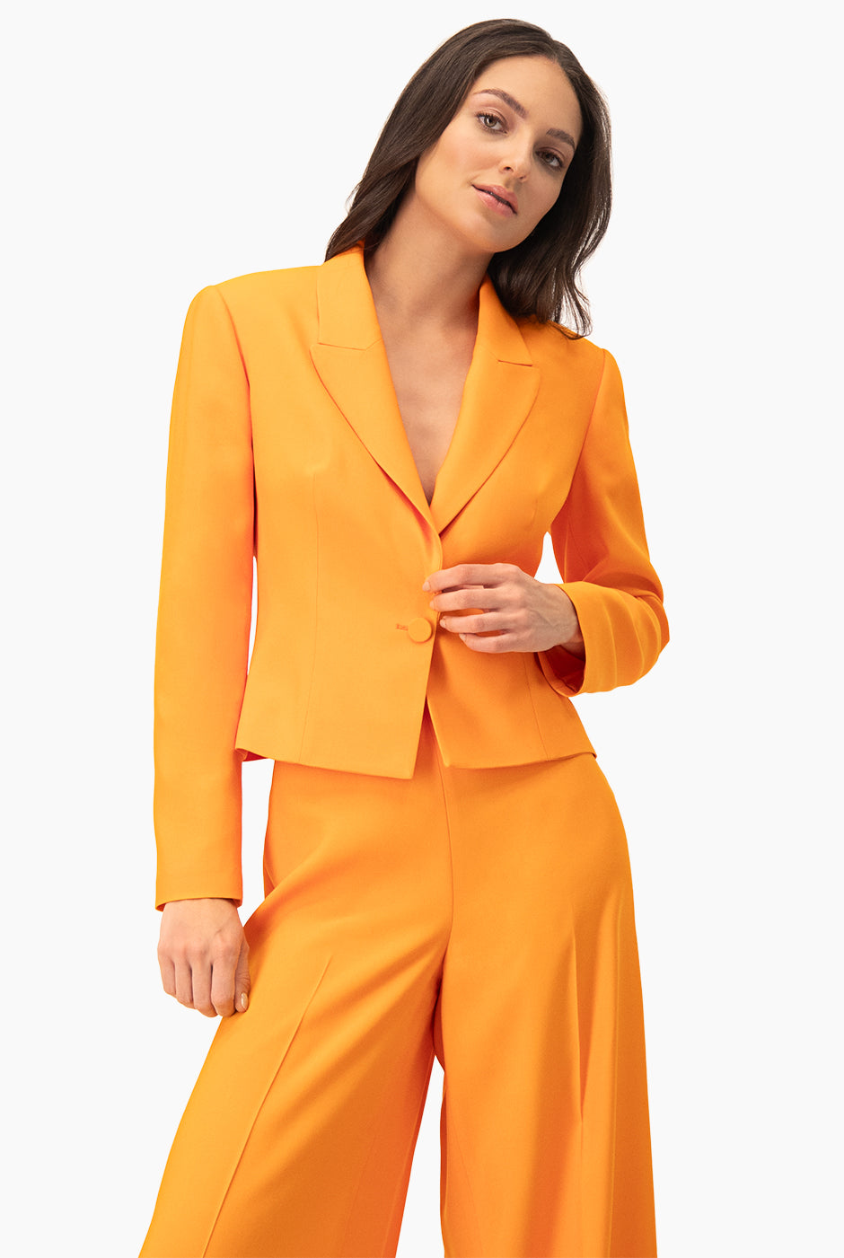 Saco naranja con un boton frontal