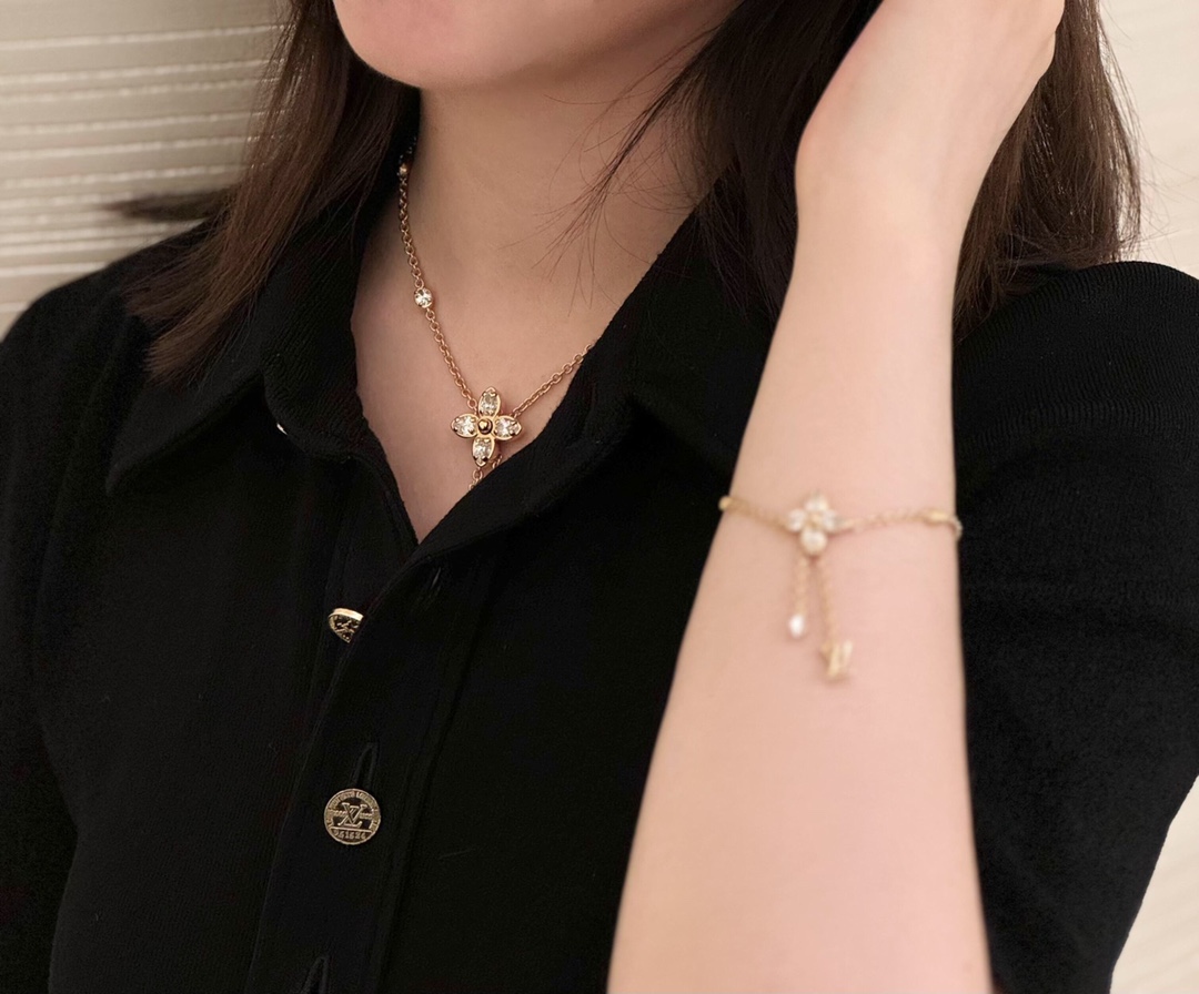 Louis Vuitton four-leaf clover diamond bracelet