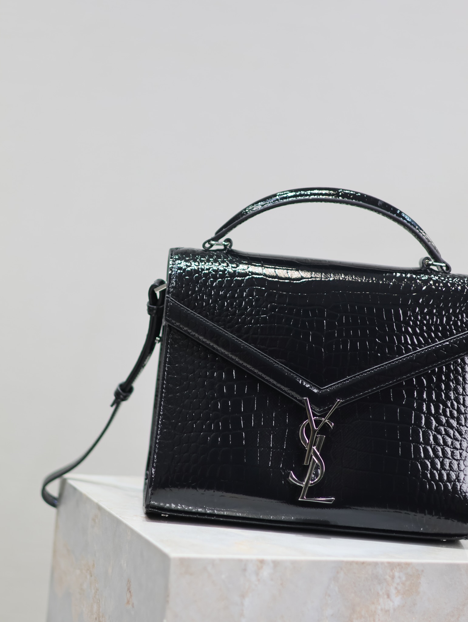 Yves Saint Laurent CASSANDRA Handbag 578000