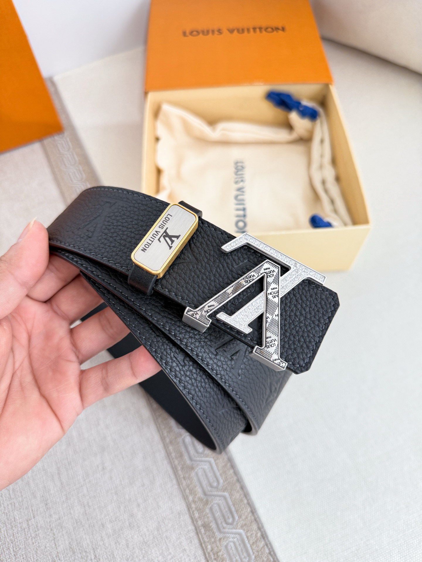 Louis Vuitton diamond-studded buckle embossed cowhide men's belt, 3.8cm wide