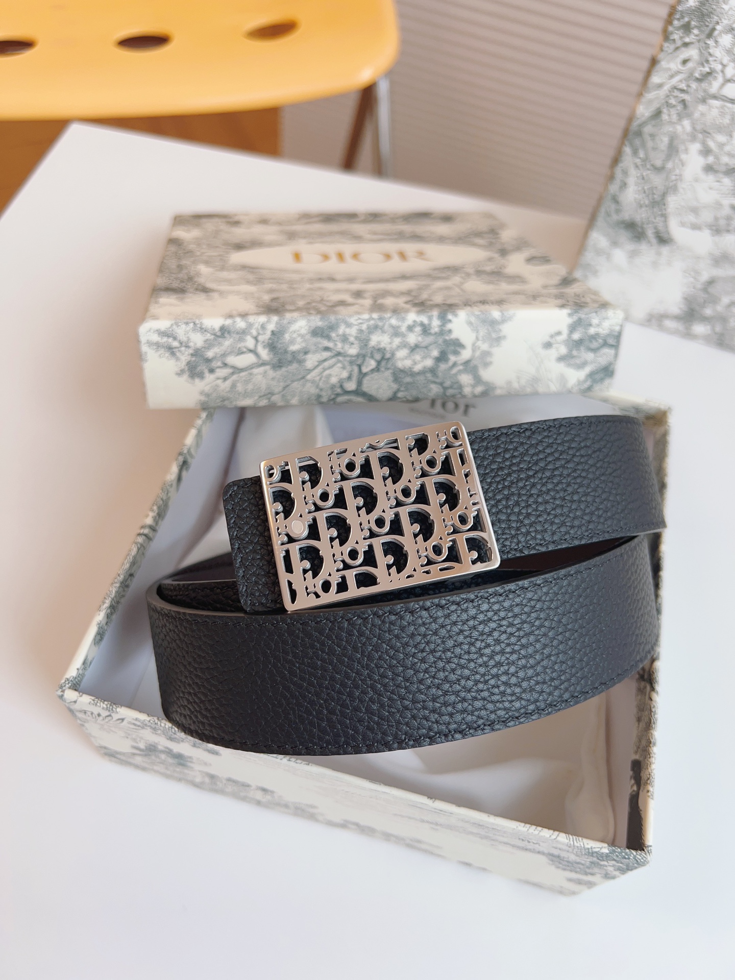 Dior hollow buckle cowhide double-sided belt 3.5CM wide