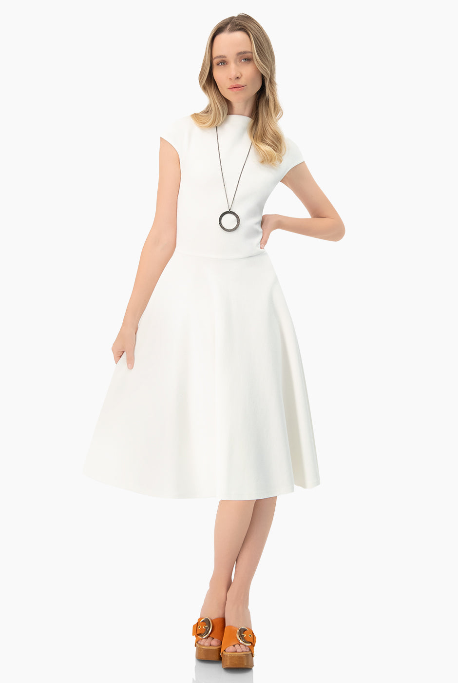 Vestido midi de cuello redondo