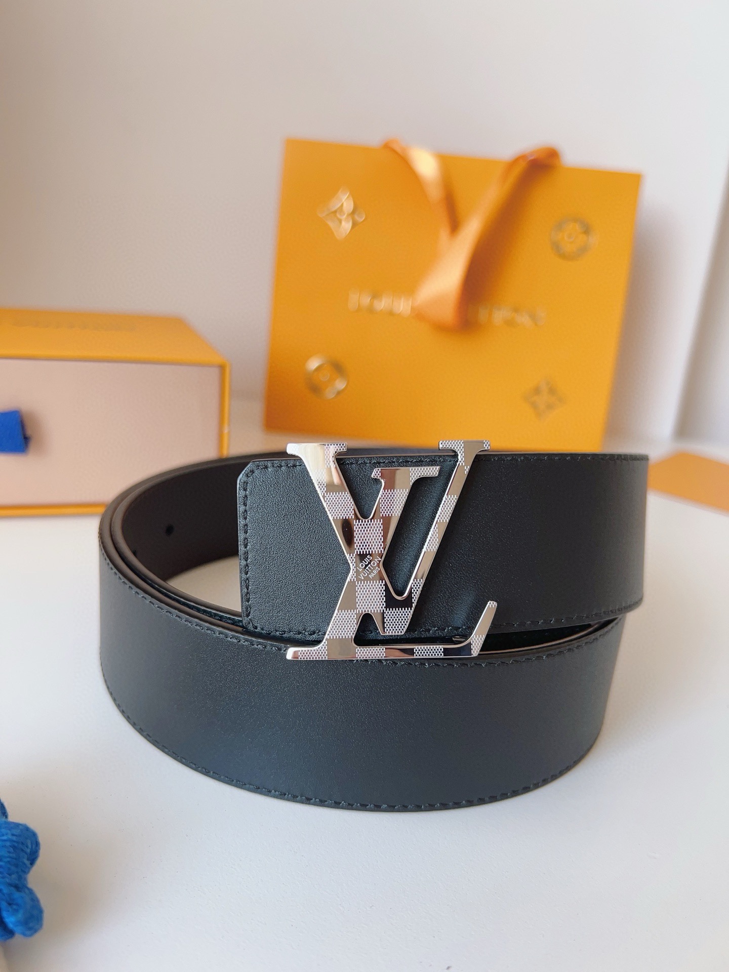 Louis Vuitton engraved buckle men's belt, 4cm wide