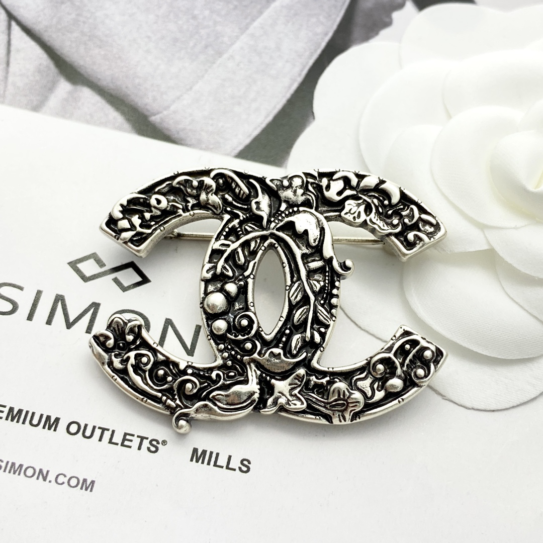 CHAN 24 vintage silver totem double c brooch