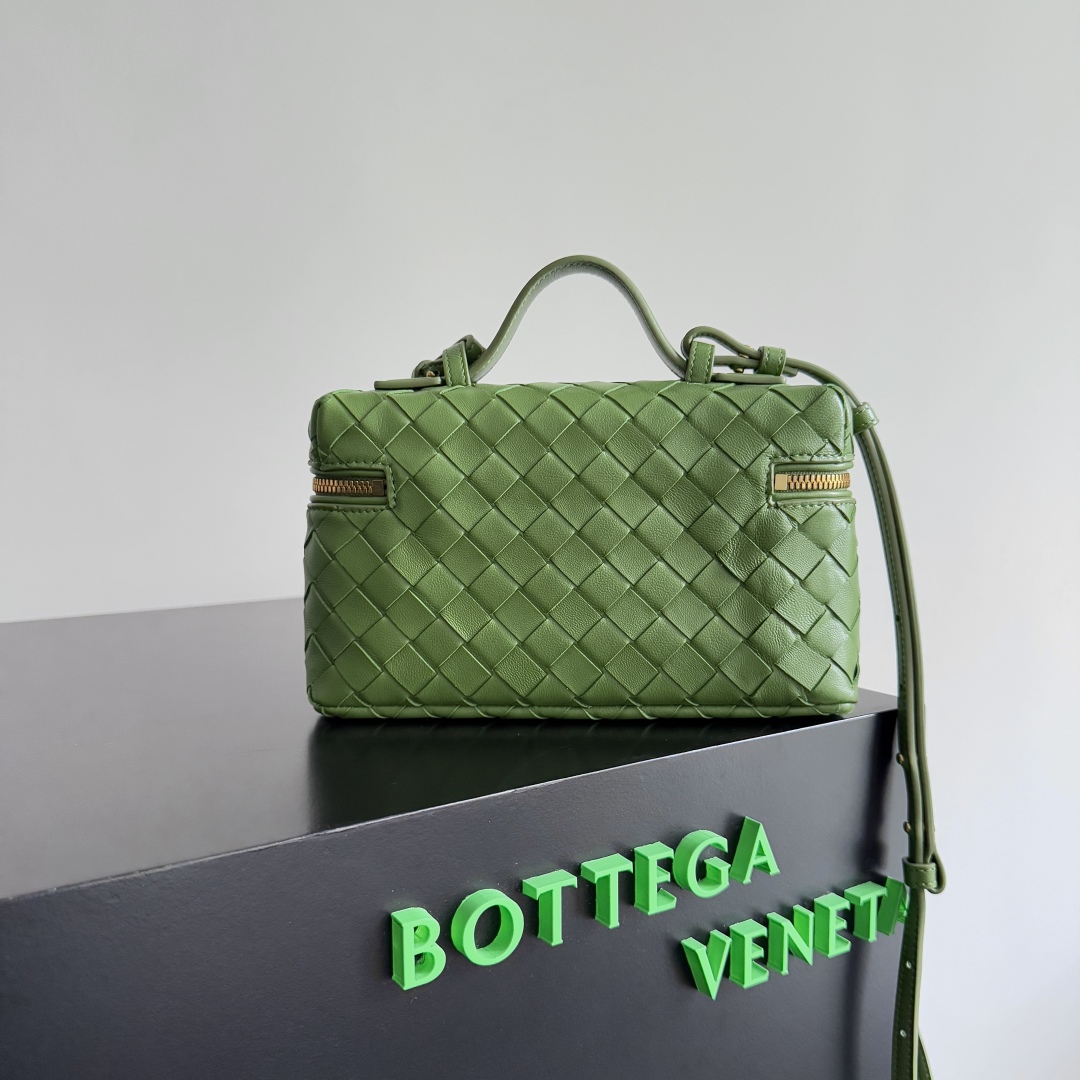 Bottega Veneta 2024 Woven Zippered Baguette Bag 789109