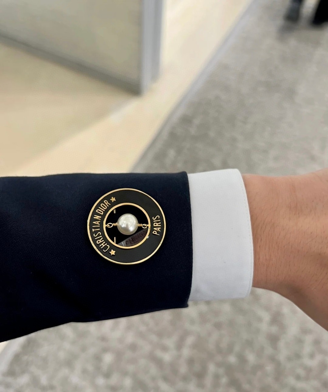 Dior black circle letter brooch