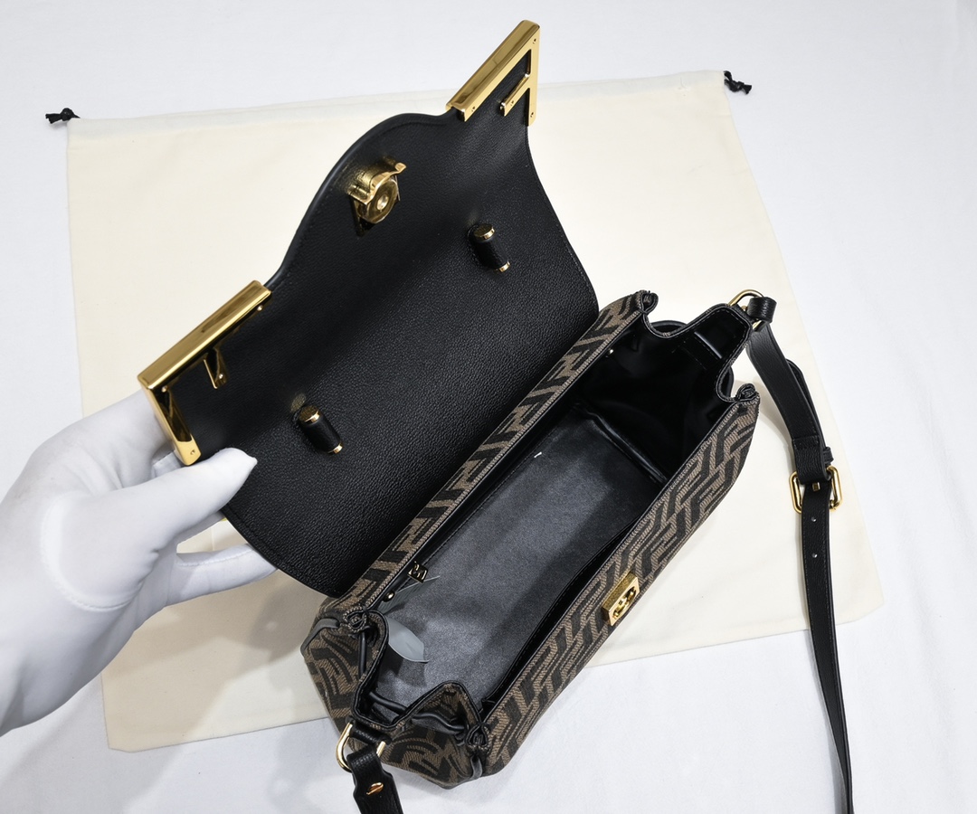 FENDI By co-branded La Medusa handbag 2183