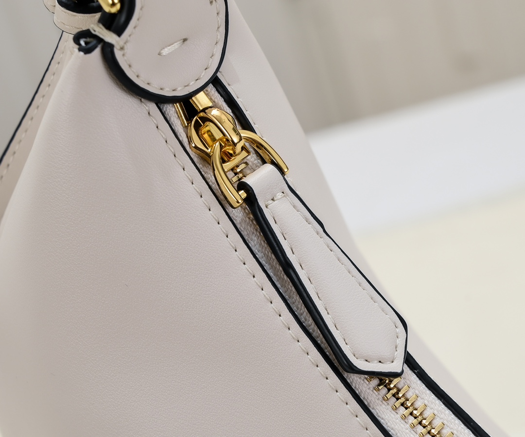 FENDI praphy underarm bag 1009